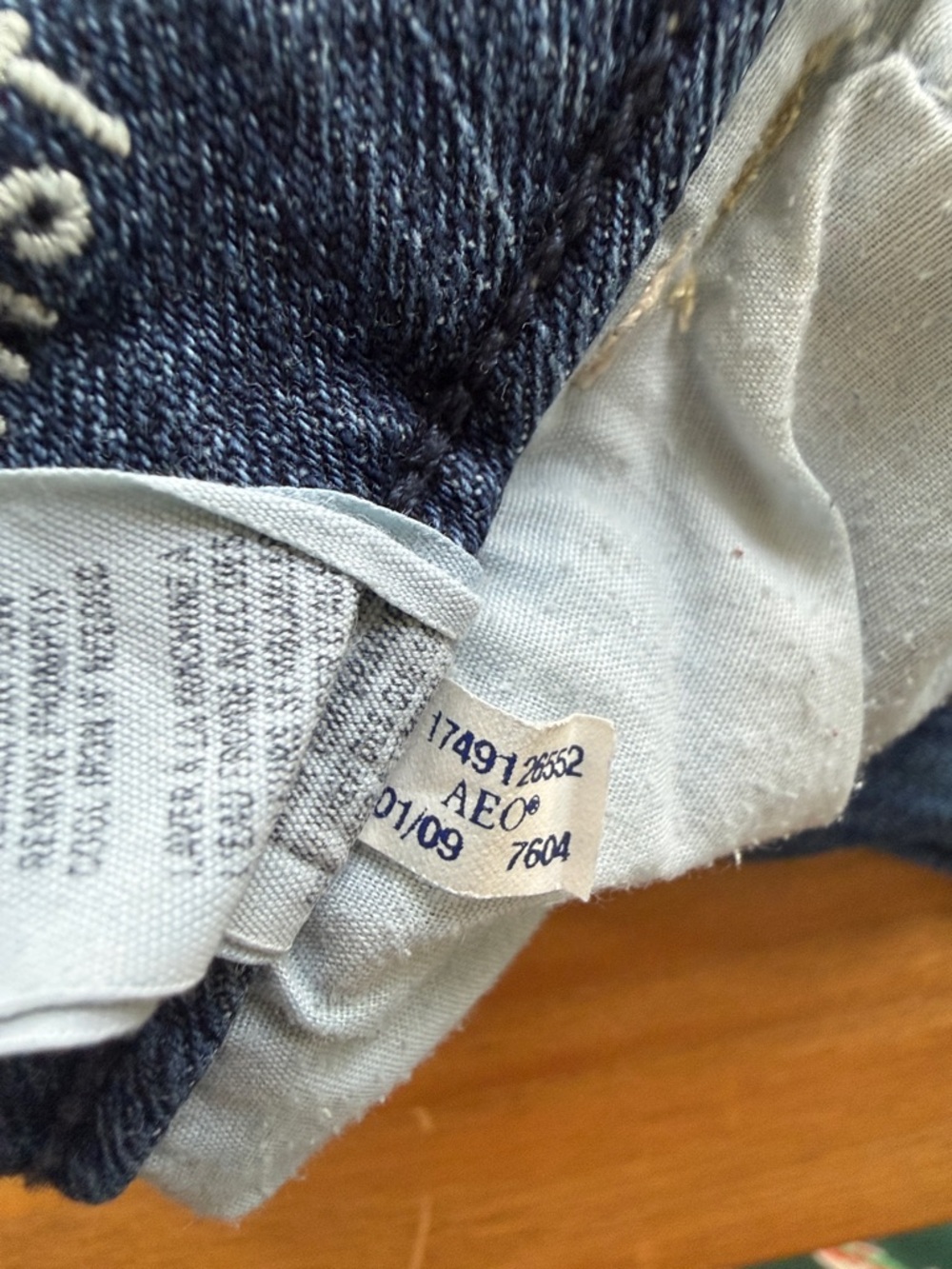 American Eagle Outfitters Y2K Dark Blue Low Rise Flare Artist Jeans sz 4 short - Picture 7 of 7